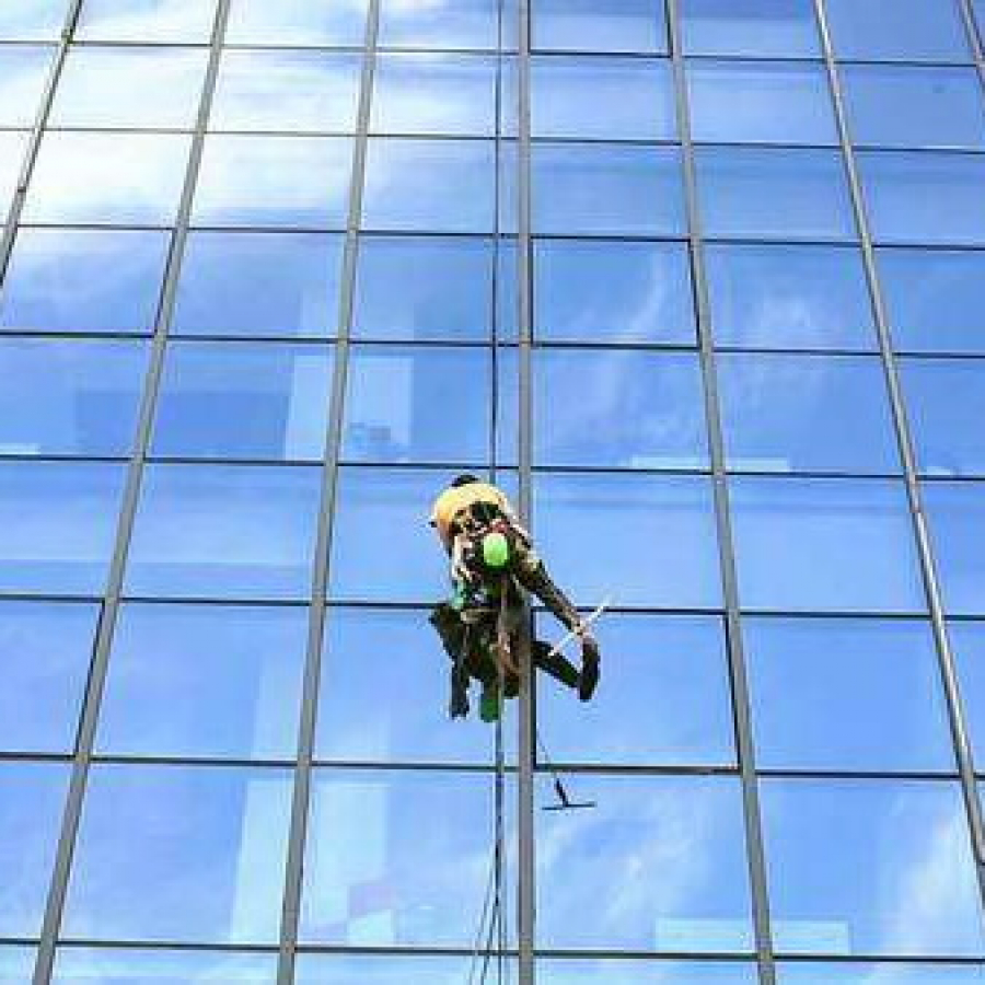 Limpieza de vidrios de edificios en Santiago Centro