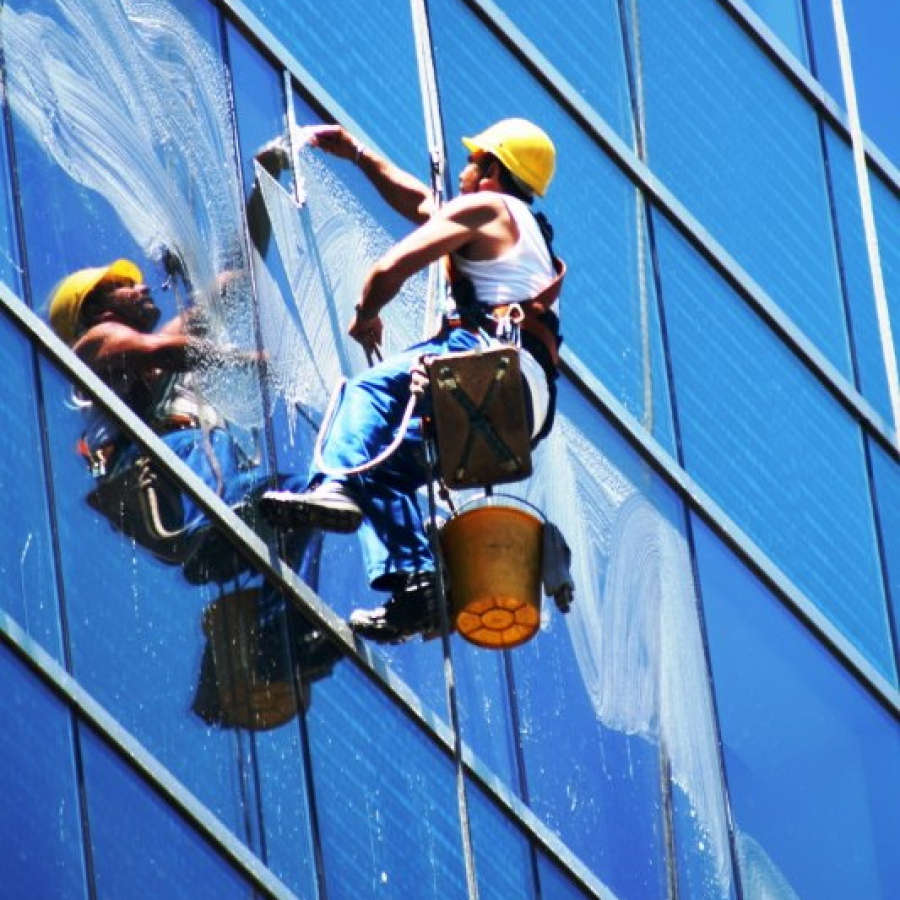 Limpieza de vidrios de edificios en Las Condes